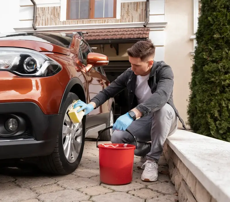 Lavage auto à domicile Saint-Germain-en-Montagne : professionnel intervenant sur un véhicule